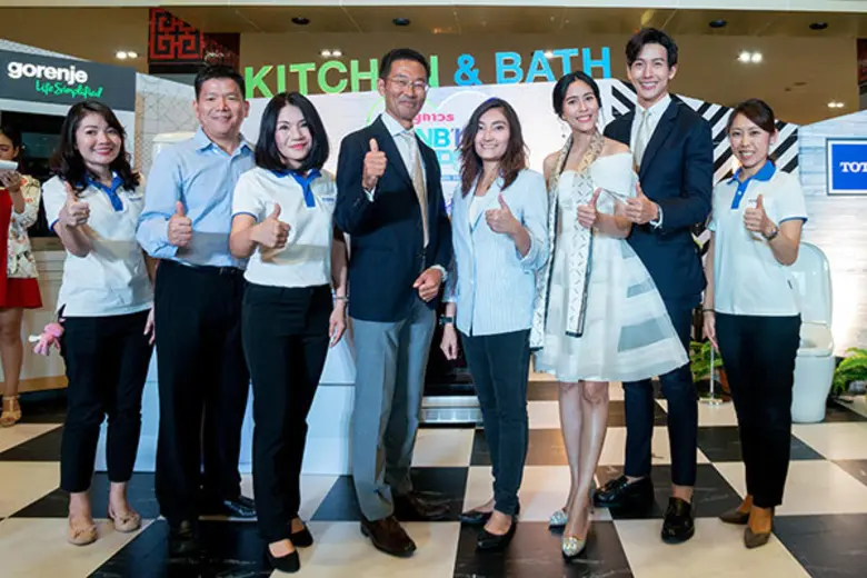 นายสุวัฒน์ พรฤกษ์งาม (ที่ 2 จากซ้าย) ผู้จ...