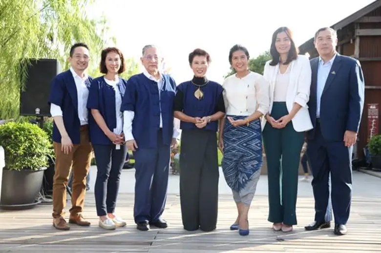 รุจิราภรณ์ หวั่งหลี (คนกลาง) เปิดงาน "นาล...