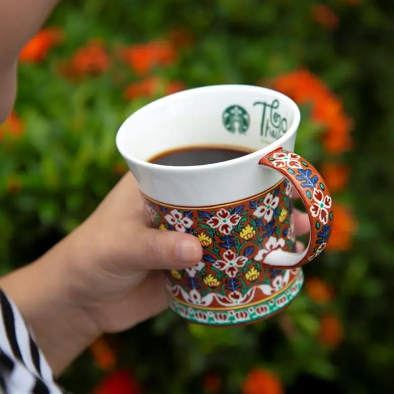 สตาร์บัคส์ ร่วมกับ ศูนย์ส่งเสริมศิลปาชีพระหว่างประเทศ นำเสนอคุณค่างานหัตถศิลป์ไทยผ่าน “เครื่องเบญจรงค์” ในโอกาสครบรอบ 20 ปี สตาร์บัคส์ ประเทศไทย