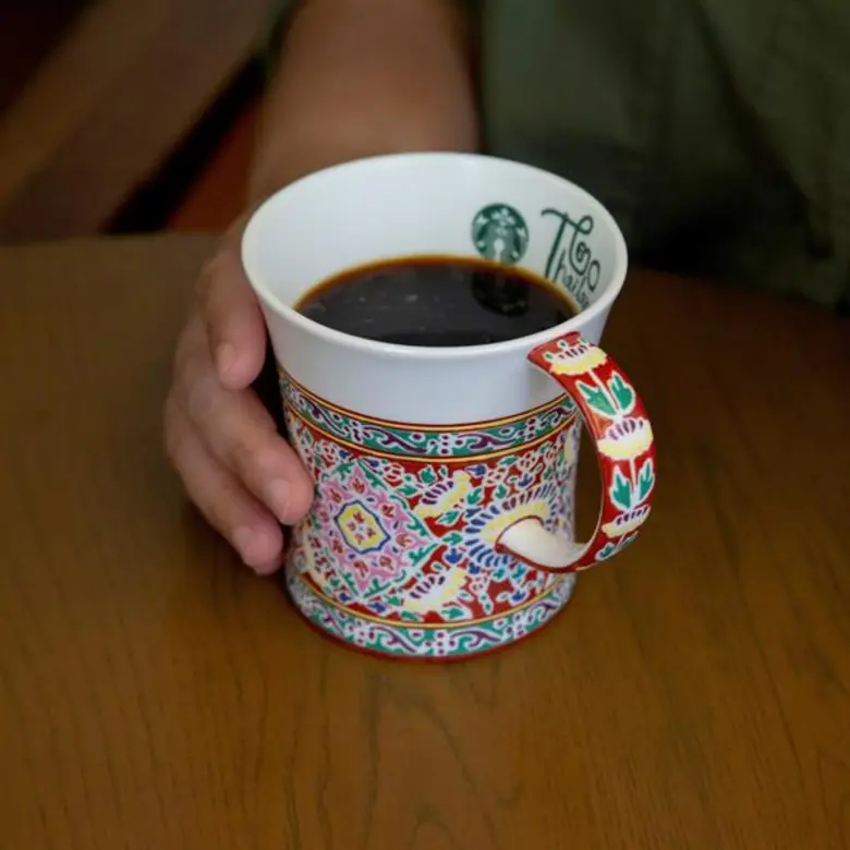 สตาร์บัคส์ ร่วมกับ ศูนย์ส่งเสริมศิลปาชีพระหว่างประเทศ นำเสนอคุณค่างานหัตถศิลป์ไทยผ่าน “เครื่องเบญจรงค์” ในโอกาสครบรอบ 20 ปี สตาร์บัคส์ ประเทศไทย