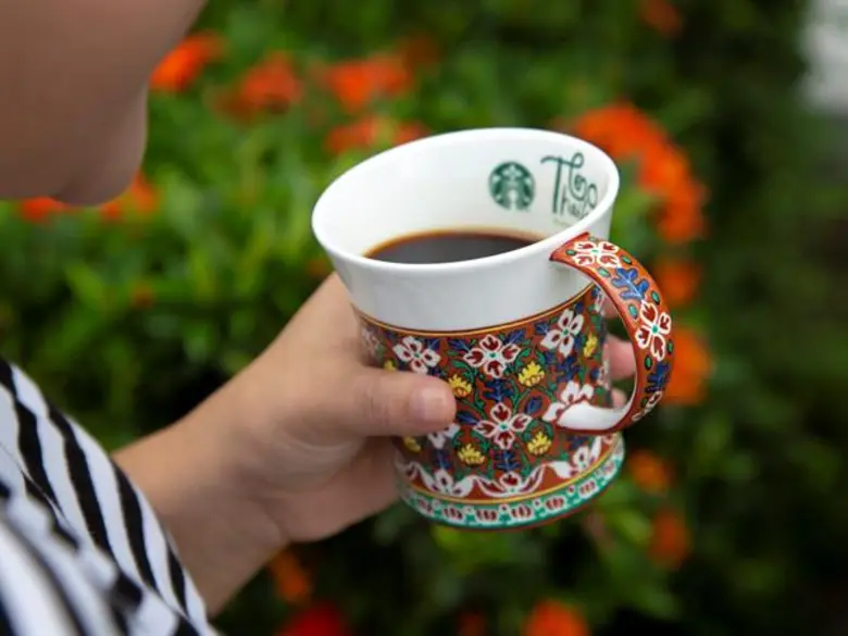 สตาร์บัคส์ ร่วมกับ ศูนย์ส่งเสริมศิลปาชีพระหว่างประเทศ นำเสนอคุณค่างานหัตถศิลป์ไทยผ่าน “เครื่องเบญจรงค์” ในโอกาสครบรอบ 20 ปี สตาร์บัคส์ ประเทศไทย