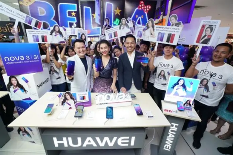ห้างแตก! “เบลล่า ราณี” พรีเซ็นเตอร์ HUAWEI nova 3 Series เซอร์ไพรซ์พบลูกค้าและพาร์ทเนอร์ ตอบรับสมาร์ทโฟนกระแสแรงสุด ณ เวลานี้ไม่มีใครเกิน พร้อมเปิดตัวสีสุดฮอต Iris Purple