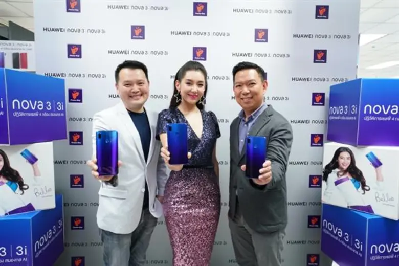 ห้างแตก! “เบลล่า ราณี” พรีเซ็นเตอร์ HUAWEI nova 3 Series เซอร์ไพรซ์พบลูกค้าและพาร์ทเนอร์ ตอบรับสมาร์ทโฟนกระแสแรงสุด ณ เวลานี้ไม่มีใครเกิน พร้อมเปิดตัวสีสุดฮอต Iris Purple