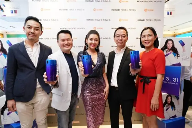 ห้างแตก! “เบลล่า ราณี” พรีเซ็นเตอร์ HUAWEI nova 3 Series เซอร์ไพรซ์พบลูกค้าและพาร์ทเนอร์ ตอบรับสมาร์ทโฟนกระแสแรงสุด ณ เวลานี้ไม่มีใครเกิน พร้อมเปิดตัวสีสุดฮอต Iris Purple