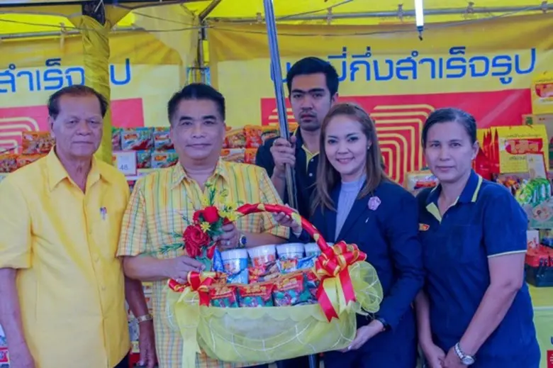 นางสาวณิชรัตน์ ชำนาญกิจ (ที่ 2 จากขวา) รอ...