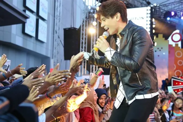 “พอร์ช-มิกค์-แบงค์-ฌอห์ณ-ฐิสา-พิม-มุกดา” พระนางสุดฮอต ช่อง 7HD ยกทัพเรียกเสียงกรี๊ดสนั่นเวที “7สีคอนเสิร์ต ออนทัวร์” จ.สุราษฎร์ธานี