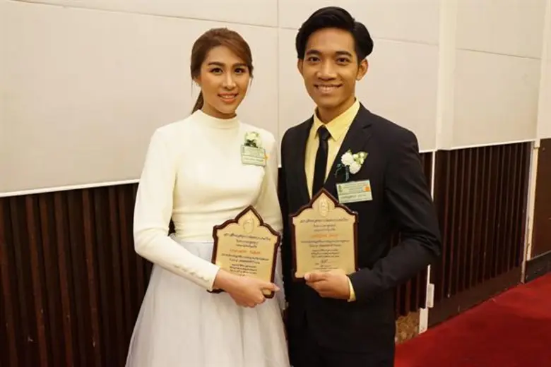 “เอม – เบสท์” สุดปลื้ม .. เข้ารับรางวัลลูกกตัญญู 2561