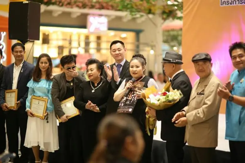 อ้อม-นิศาลักษณ์ ตัวแทนกลุ่มศิลปินไม่ทิ้งกันนำทีมศิลปินโปรโมทคอนเสิร์ตการกุศล “ศิลปินไม่ทิ้งกัน”