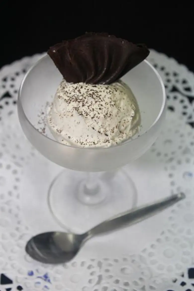 "เค้กนมสด" และ "ไอสกรีมทิรามิสุ" จากมณเฑียรเบเกอรี่ ประจำเดือนสิงหาคม