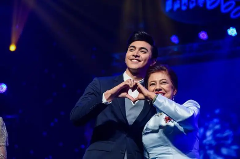 3 หนุ่มสุดฮอต เกรท-เต้ย-บอม นำทีมศิลปินดาราควงคุณแม่ ขึ้นร้องเพลงร่วมกันครั้งแรกบนเวทีคอนเสิร์ตคิดถึงแม่ครั้งที่ 21