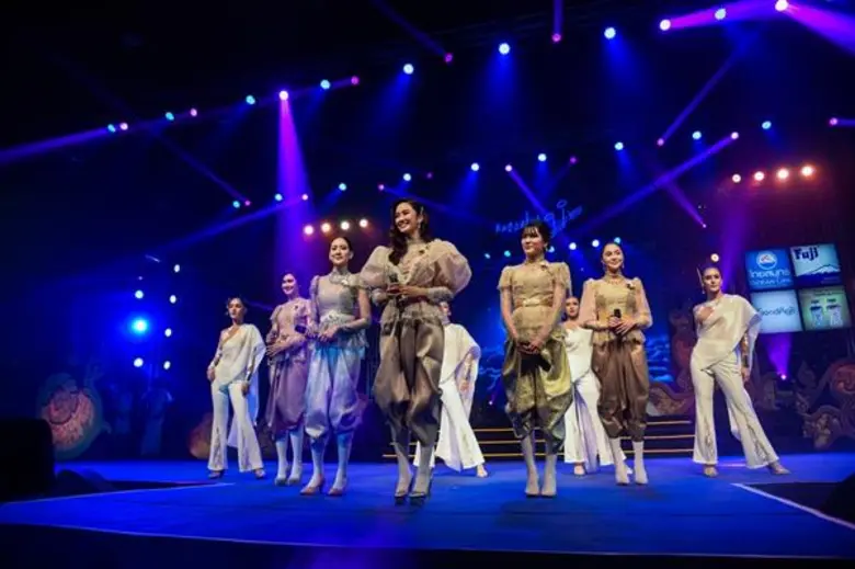 3 หนุ่มสุดฮอต เกรท-เต้ย-บอม นำทีมศิลปินดาราควงคุณแม่ ขึ้นร้องเพลงร่วมกันครั้งแรกบนเวทีคอนเสิร์ตคิดถึงแม่ครั้งที่ 21