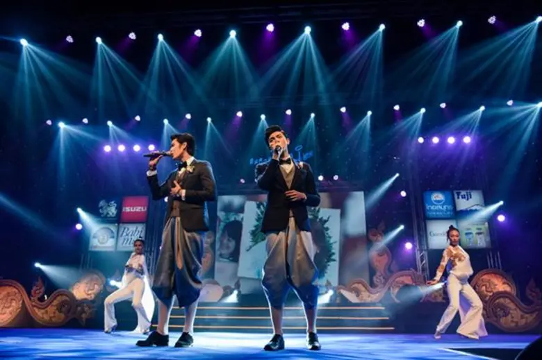 3 หนุ่มสุดฮอต เกรท-เต้ย-บอม นำทีมศิลปินดาราควงคุณแม่ ขึ้นร้องเพลงร่วมกันครั้งแรกบนเวทีคอนเสิร์ตคิดถึงแม่ครั้งที่ 21