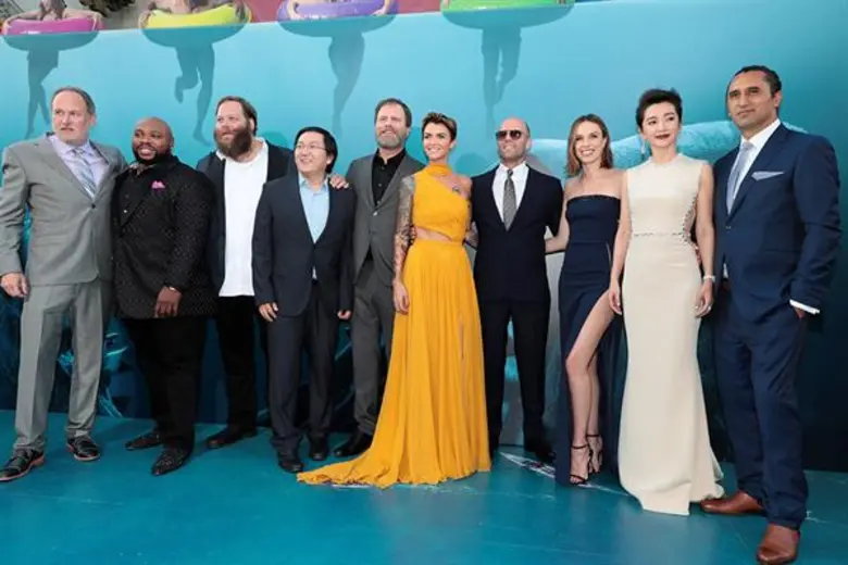 เจสัน สเตแธม นำทีมเหล่านักแสดงร่วมเปิดตัวภาพยนตร์ The Meg ที่ ลอสแอนเจลิส สหรัฐอเมริกา