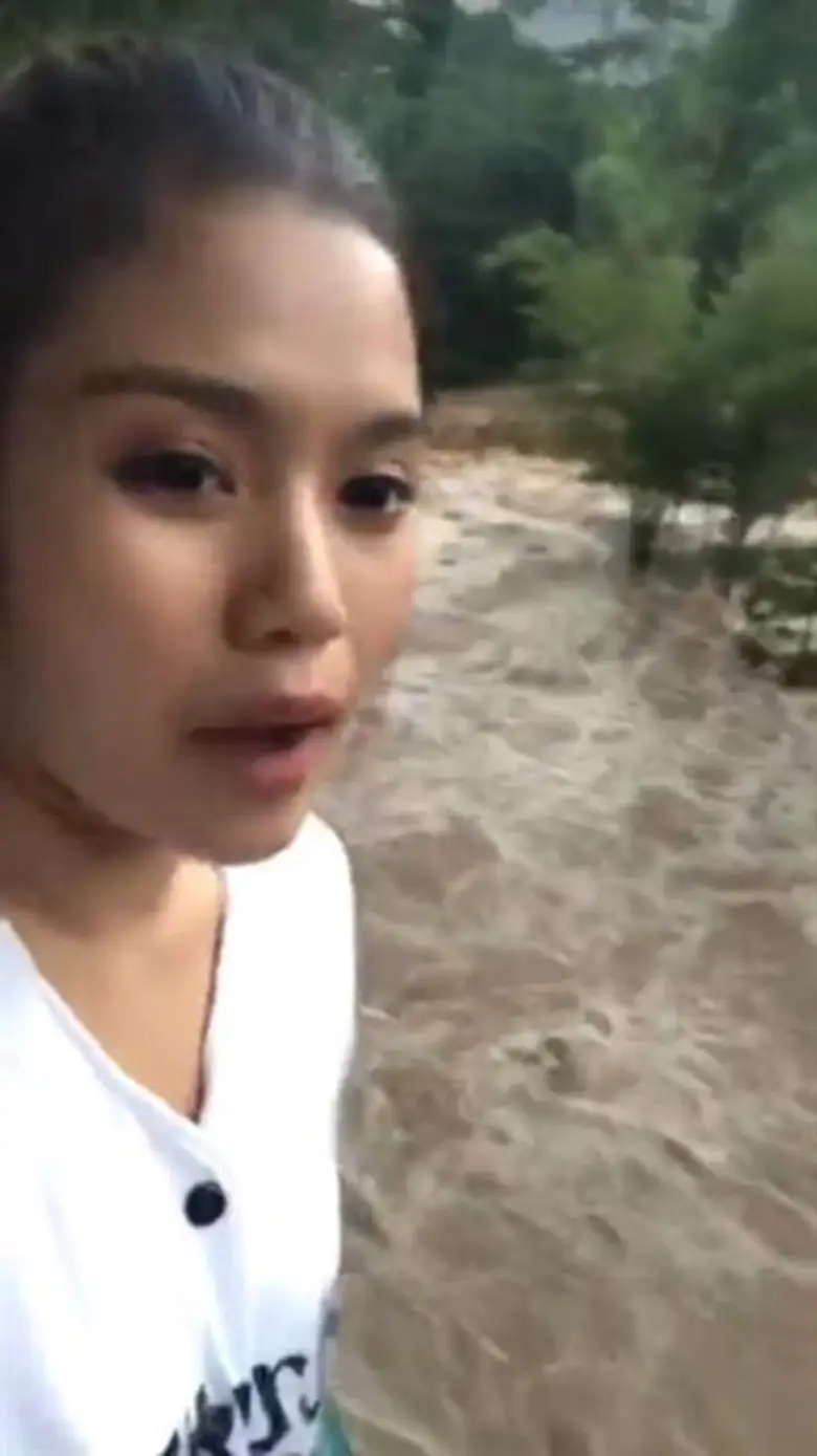 “เบิ้ล ปทุมราช เผยนาทีระทึกน้ำป่ามา ต้องพาทีมกองถ่ายวิ่งวุ่นขึ้นที่สูง”