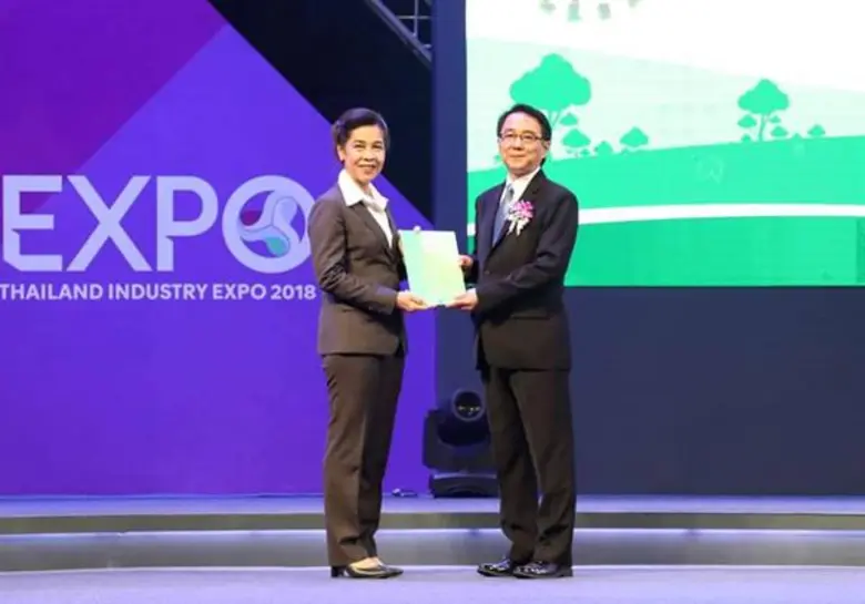 นางกนกทิพย์ จันทร์พลังศรี (ซ้าย) ประธานคณ...