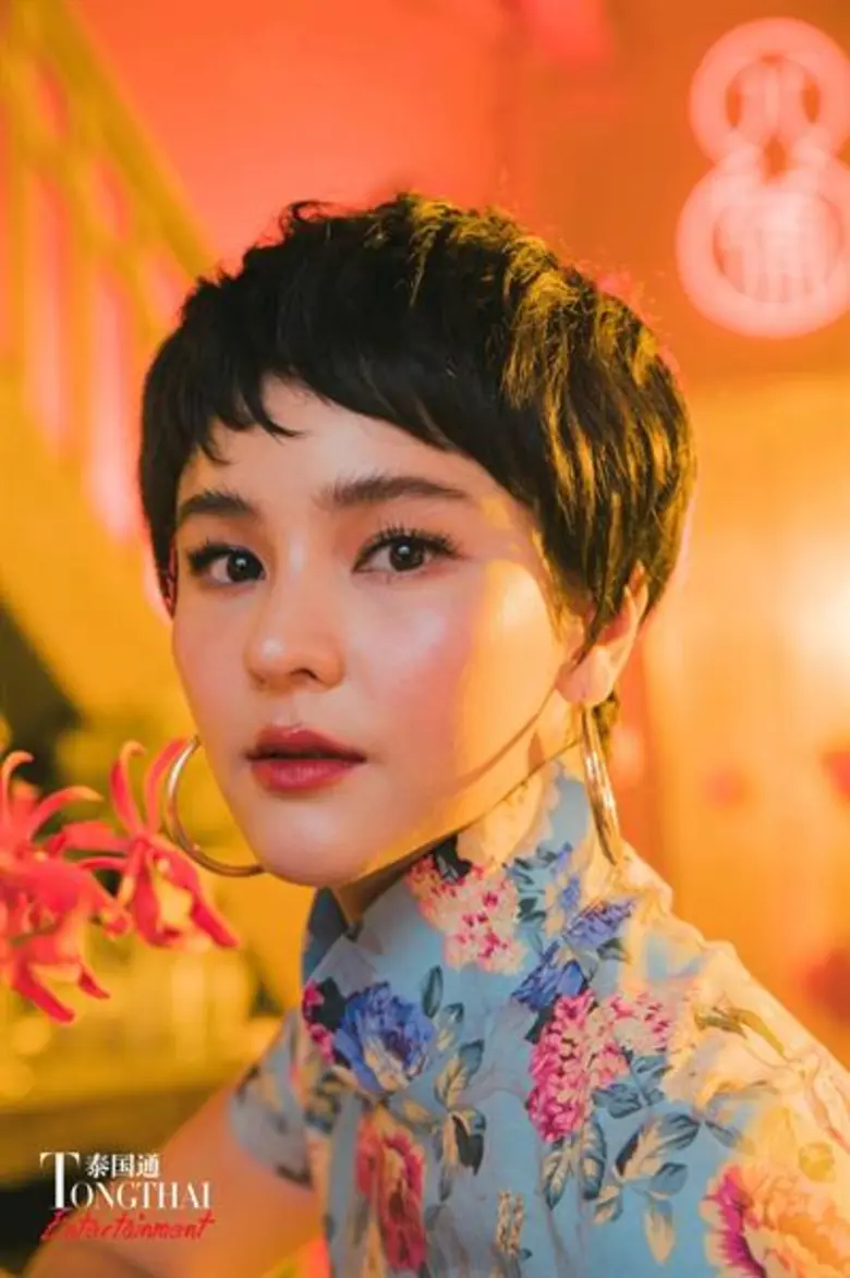 ออม สุชาร์ มานะยิ่ง ขึ้นปกพร้อมบทสัมภาษณ์สุดเอ็กซ์คลูซีฟกับนิตยสารท่องไทย (ไท่ กว๋อ ทง) ฉบับเดือนสิงหาคม 2561