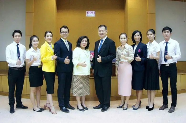 ปริญญา เธียรวร (ที่ 5 จากขวา) ประธานเจ้าห...