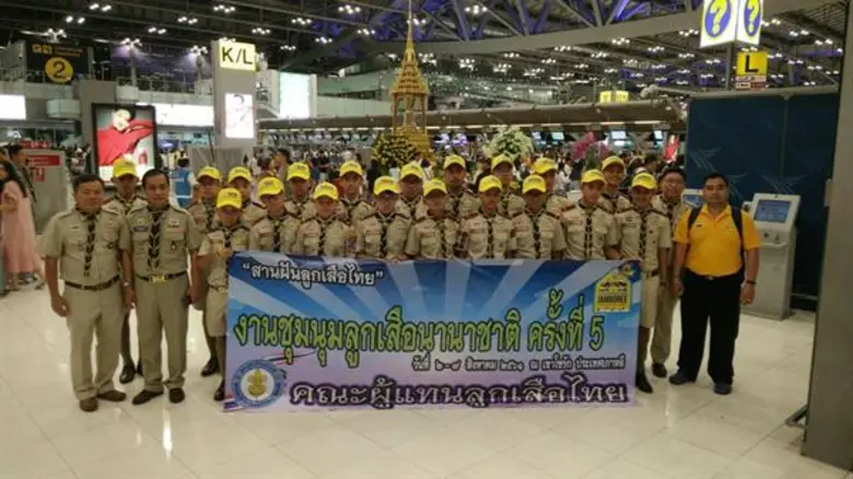 นายอรรถ แสงจิตต์ (ขายาวที่ 2 จากซ้าย) ผู้...