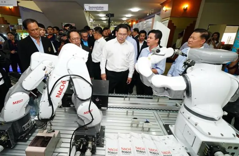 กระทรวงอุตสาหกรรม เดินหน้าเปิดศูนย์ปฏิรูปอุตสาหกรรม 4.0 ภาคที่ 9 จ.ชลบุรีดึกเอกชนรายใหญ่ ตั้งศูนย์ฝึกระบบอัตโนมัติเป็นศูนย์ต้นแบบพร้อมยกระดับศักยภาพ SMEs ไทยสู่การผลิตเชิงพาณิชย์อย่างเต็มรูปแบบ