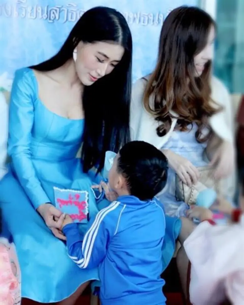 อุ่นใดๆ โลกนี้มิมีเทียบเทียม อุ่นอกอ้อมแข...