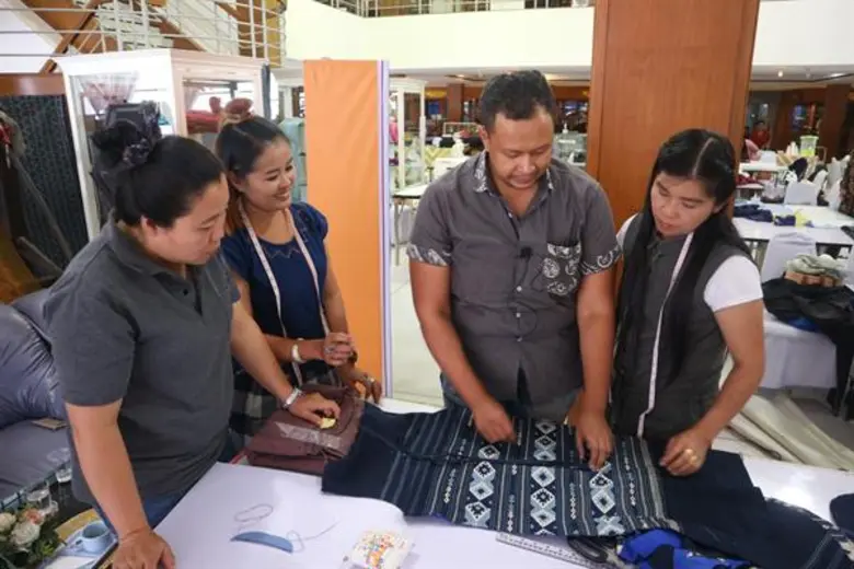 จากการอบรมยกระดับผ้าทอไทยสู่แฟชั่นโชว์สิริพัสตรา