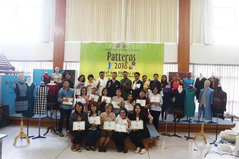 จากการอบรมยกระดับผ้าทอไทยสู่แฟชั่นโชว์สิริพัสตรา