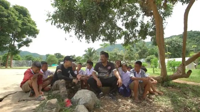 “ไผ่ พงศธร” ไม่มีวันถอดใจ รวมพลังรวมพล จิตอาสา ลุยภารกิจ ซ่อมรางน้ำฝน ในรายการ “เติมฝันคนบ้านไกล กับ ไผ่ พงศธร”