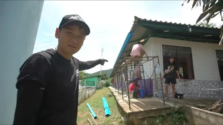 “ไผ่ พงศธร” ไม่มีวันถอดใจ รวมพลังรวมพล จิตอาสา ลุยภารกิจ ซ่อมรางน้ำฝน ในรายการ “เติมฝันคนบ้านไกล กับ ไผ่ พงศธร”