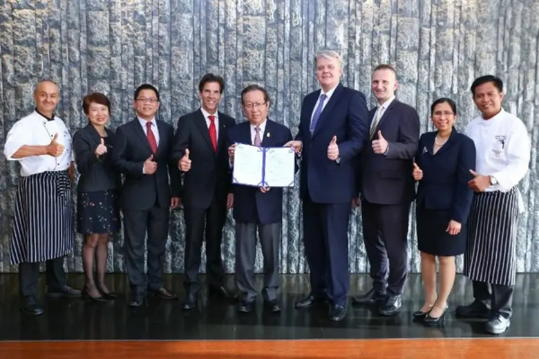 สุทธิเกียรติ จิราธิวัฒน์ (กลาง) ประธานกรร...