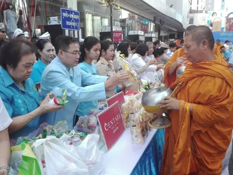 นายมนูญ วุฒิ ผู้จัดการทั่วไปนำคณะผู้บริหา...