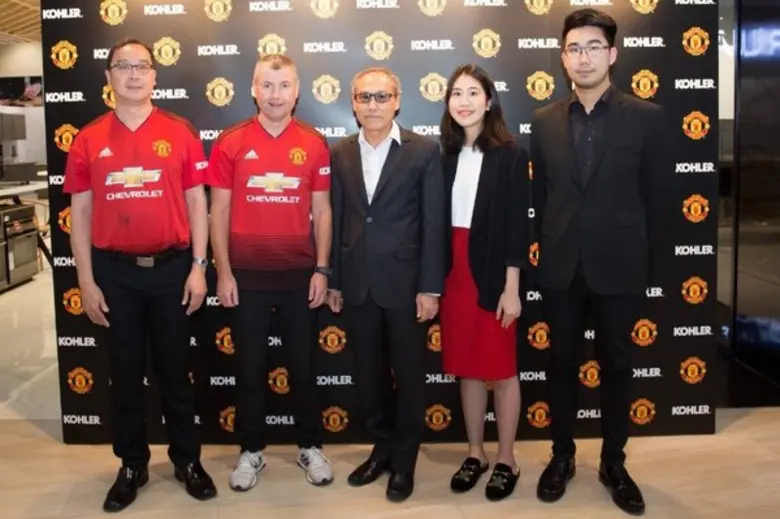 ราชัญ ทยานุวัฒน์ (คนกลาง) ประธานกรรมการ บ...