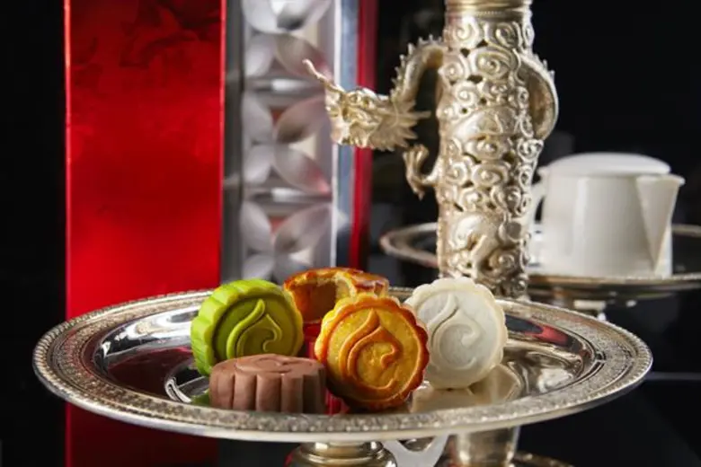 เสริมสิริมงคลแห่งเทศกาลไหว้พระจันทร์อันศักดิ์สิทธิ์ ด้วยขนมไหว้พระจันทร์อร่อยต้นตำรับ หลากหลายรสชาติ ณ โรงแรมเซ็นทาราแกรนด์ เซ็นทรัลพลาซา ลาดพร้าว กรุงเทพฯ