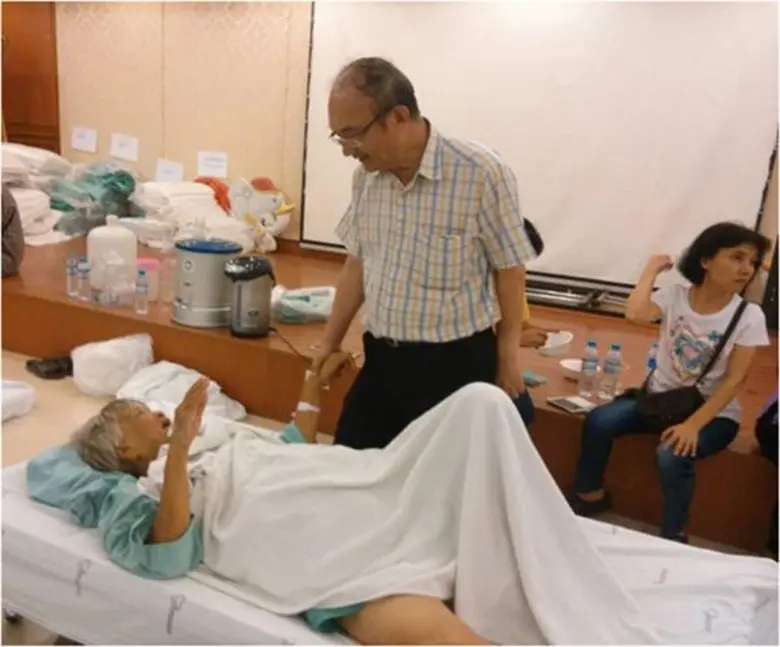 นพ.โมลี วนิชสุวรรณ ผู้อำนวยการโรงพยาบาลสมุทรสาคร หมอผิวหนังหัวใจนักบริหาร แพทย์ดีเด่นของแพทยสภาสาขานักบริหาร ประจำปี 2561