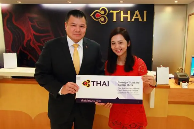 นายเชตเสนีย์ ธนะรัชต์ (ซ้ายมือ) ผู้จัดการ...