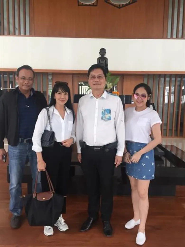 คุณเศรษฐพงศ์ วรรธนะกุล (คนที่ 3 จากซ้าย) ...