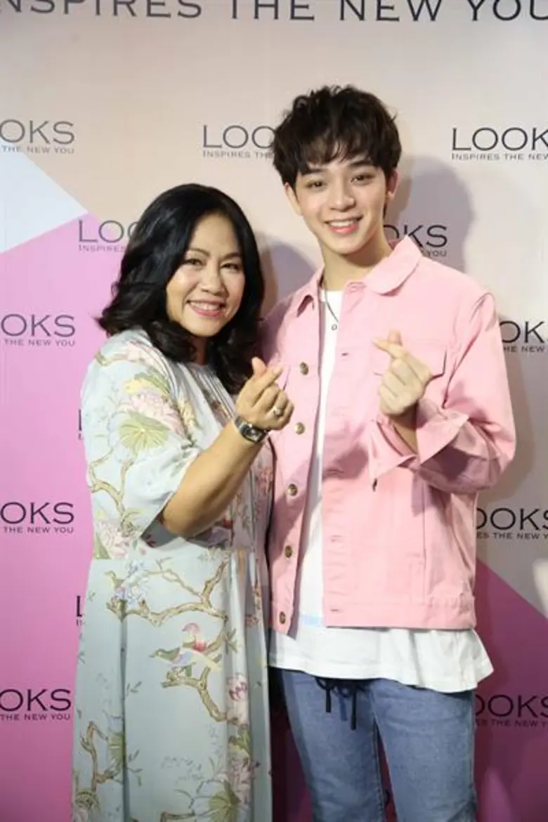 กรี๊ดสนั่น!! “บาส เอสบีไฟว์” ร่วมฉลองเปิดร้าน LOOKS ชวนแฟนคลับเปลี่ยน LOOKS เป็นคนใหม่ด้วยบิวตี้ไอเท็มแบรนด์ดัง