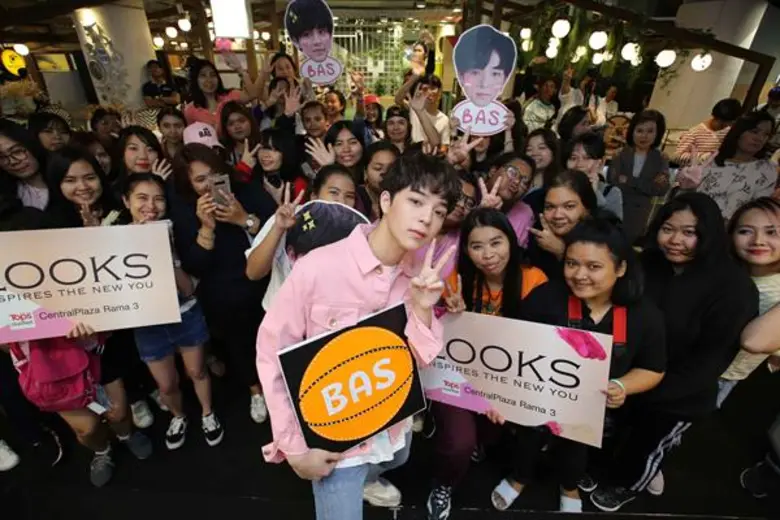 กรี๊ดสนั่น!! “บาส เอสบีไฟว์” ร่วมฉลองเปิดร้าน LOOKS ชวนแฟนคลับเปลี่ยน LOOKS เป็นคนใหม่ด้วยบิวตี้ไอเท็มแบรนด์ดัง