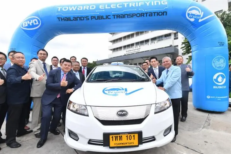 ไรเซน เอนเนอร์จี ส่งมอบ “อีวี แท็กซี่ วีไอพี” 101 คันแรกประจำการสนามบินสุวรรณภูมิ ยกระดับมาตรฐานแท็กซี่ พร้อมขับเคลื่อนไทยสู่ยุคพลังงาน 4.0
