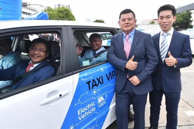 ไรเซน เอนเนอร์จี ส่งมอบ “อีวี แท็กซี่ วีไอพี” 101 คันแรกประจำการสนามบินสุวรรณภูมิ ยกระดับมาตรฐานแท็กซี่ พร้อมขับเคลื่อนไทยสู่ยุคพลังงาน 4.0