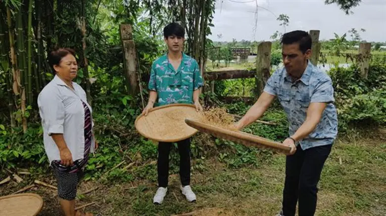 ทีวีไกด์: รายการ "หลงรักยิ้ม" “แดเนียล เฟรเซอร์” ชวน “เลโอ โซสเซย์” เที่ยว “วันธรรมดา หรรษาใกล้กรุง” สัมผัสธรรมชาติ สุดแอดเวนเจอร์ จ.นครนายก