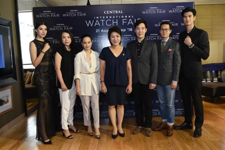 ปิยวรรณ ลีละสมภพ (คนกลาง) รองกรรมการผู้จั...