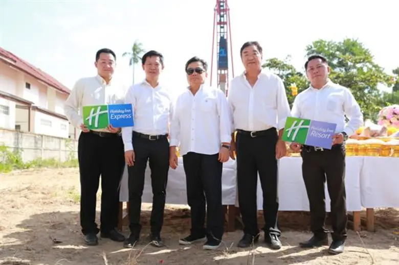 นายสุรชัย โชติจุฬางกูร (ที่ 3 จากซ้าย) ปร...