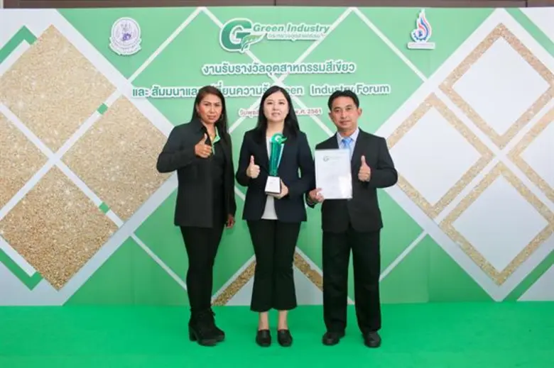 นางสาวปณิตา ควรสถาพร (กลาง) ผู้ช่วยกรรมกา...