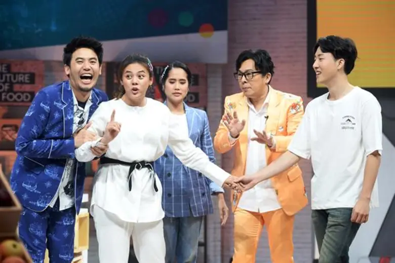 ทีวีไกด์: รายการ "Crazy Market ตลาดสัมผัส" ให้โลกนี้เป็นสีชมพู!!! “เคน ฮาเซกาวา” ยอมรับแบบแมนๆ กลางรายการ หาเงินเตรียมแต่ง “ใบเฟิร์น พัสกร”