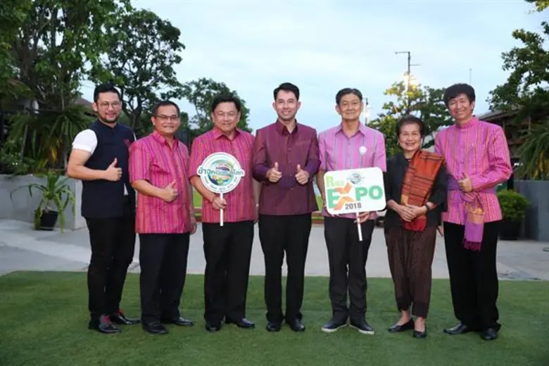 อิทธิพล คุณปลื้ม (คนกลาง) ผู้แทนรัฐมนตรีว...