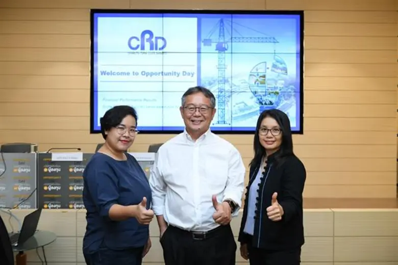 นายธีรพัฒน์ จิรพิพัฒน์ (กลาง) กรรมการผู้จ...