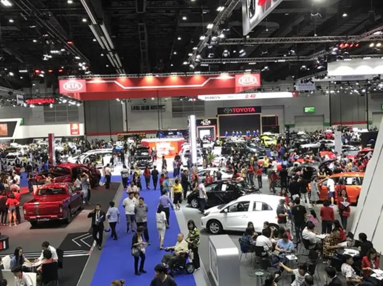 ยานยนต์สแควร์ กรุ๊ป จำกัด จับมือ อำพลฟูดส์ สร้างความตระหนักสิ่งแวดล้อม ชวนผู้ชมงาน “Big Motor Sale 2018” ร่วมทำความดีให้โลก เปลี่ยนกล่อง UHT ใช้แล้ว เป็นโต๊ะ-เก้าอี้นักเรียน มอบให้โรงเรียนที่ขาดแคลน