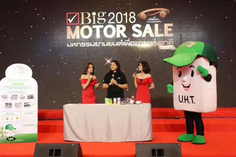 ยานยนต์สแควร์ กรุ๊ป จำกัด จับมือ อำพลฟูดส์ สร้างความตระหนักสิ่งแวดล้อม ชวนผู้ชมงาน “Big Motor Sale 2018” ร่วมทำความดีให้โลก เปลี่ยนกล่อง UHT ใช้แล้ว เป็นโต๊ะ-เก้าอี้นักเรียน มอบให้โรงเรียนที่ขาดแคลน