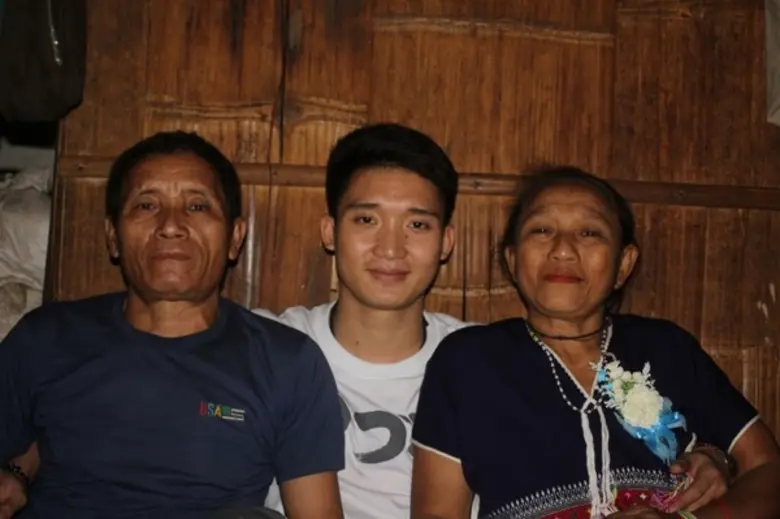 นัน อนันต์ ทำซึ้งเดินเท้ากว่า 4 ชั่วโมง หอบรางวัลลูกกตัญญูขึ้นดอยกราบแม่