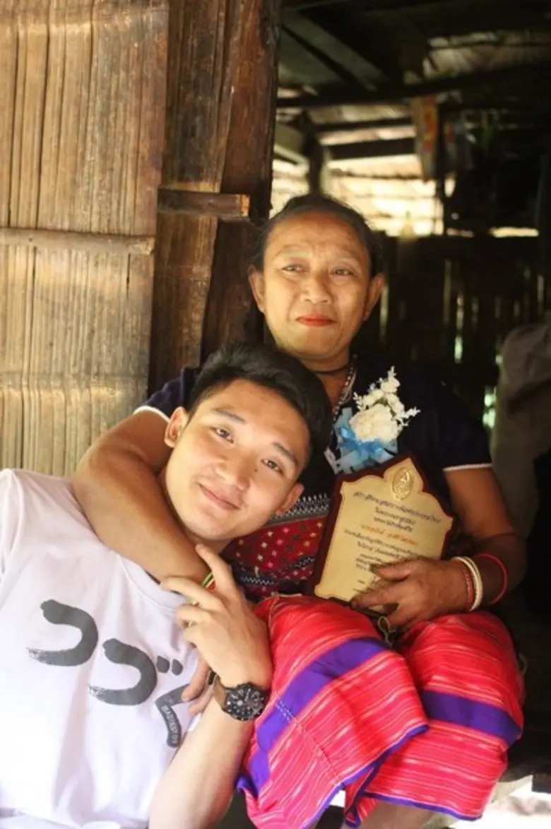 นัน อนันต์ ทำซึ้งเดินเท้ากว่า 4 ชั่วโมง หอบรางวัลลูกกตัญญูขึ้นดอยกราบแม่